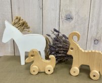 Drevená hračka s posúvnymi kolieskami - pes