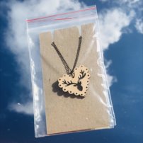 Drevený náhrdelník - srdce s jeleňom