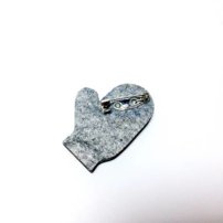 Drevená brošňa -Rukavička štrikovaná