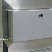 Praktické sklopné dvere ( otváranie 90°) použiteľné ako odkladacia plocha 