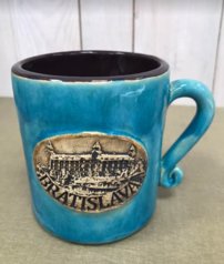 Šálka art stredná ozdobné ucho s nápisom Bratislava